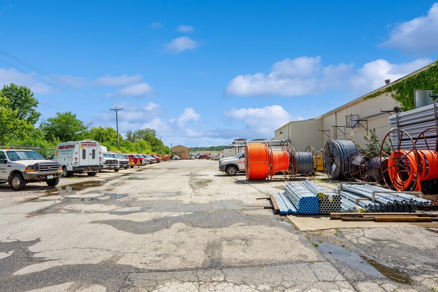 More Photos Of 2301 Fleur Dr, Des Moines Warehouse For Lease