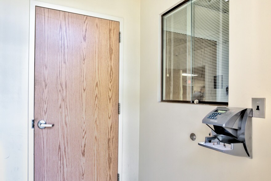 More Photos Of 110 Bi County Blvd, Farmingdale Light Distribution For Lease