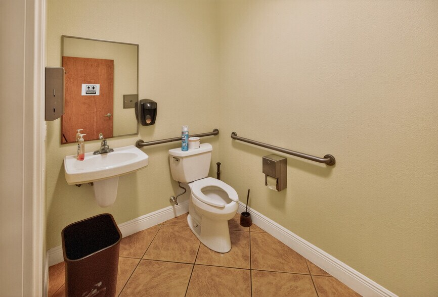 More Photos Of 733 & 737 County Road 466, Lady Lake Medical For Sale