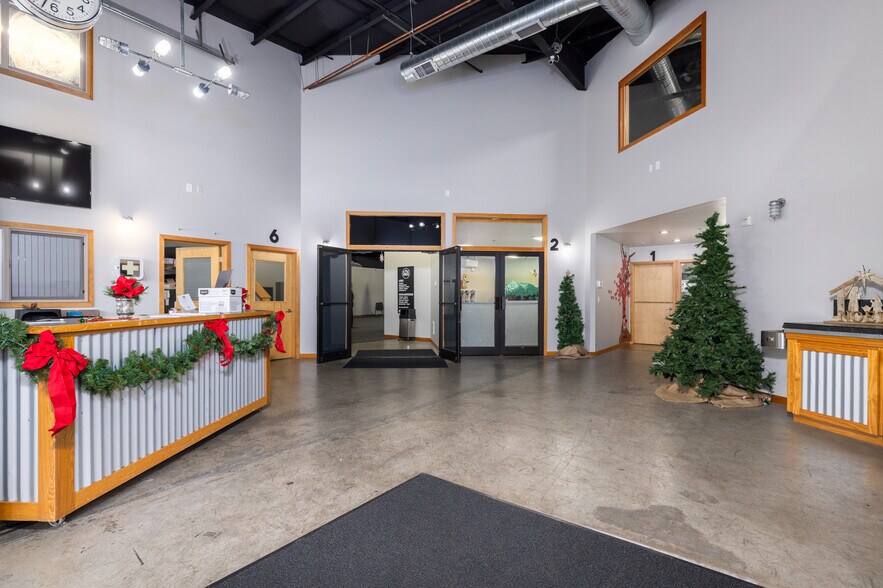 More Photos Of 988-992-996 Fountain St, Burlington Distribution For Lease