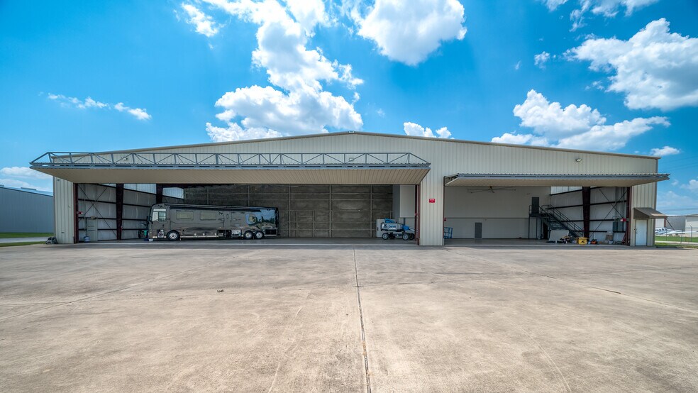 Primary Photo Of 20115 Stuebner Airline Rd, Spring Airplane Hangar For Lease