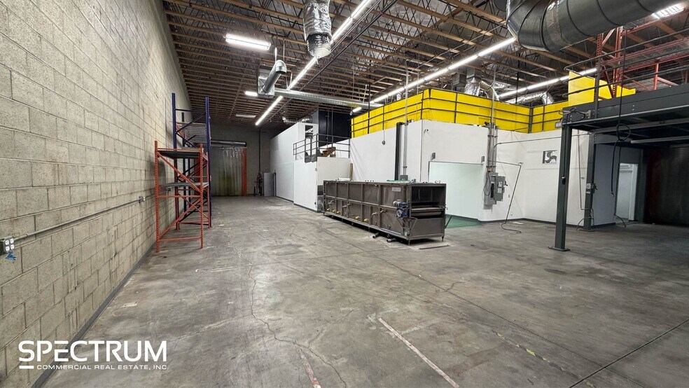More Photos Of 15911 Arminta St, Van Nuys Manufacturing For Lease