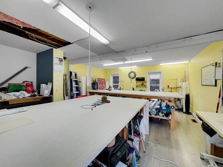 More Photos Of 273-275 Brant Av, Brantford Office For Sale
