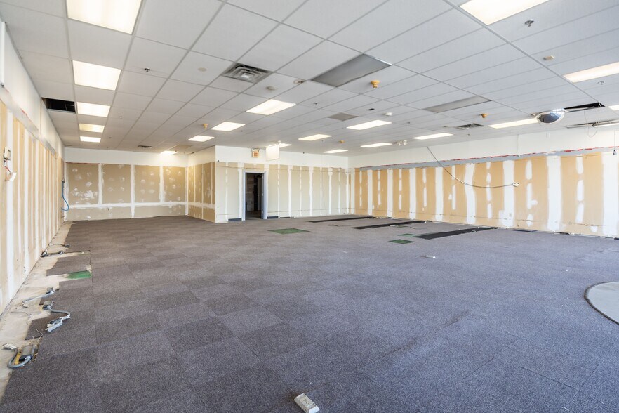 More Photos Of 4276 Lakeville Rd, Geneseo Unknown For Lease