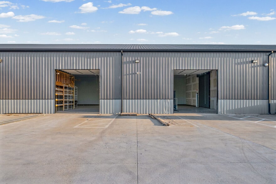 More Photos Of 1040 Smokestack Dr, Clarksville Warehouse For Lease