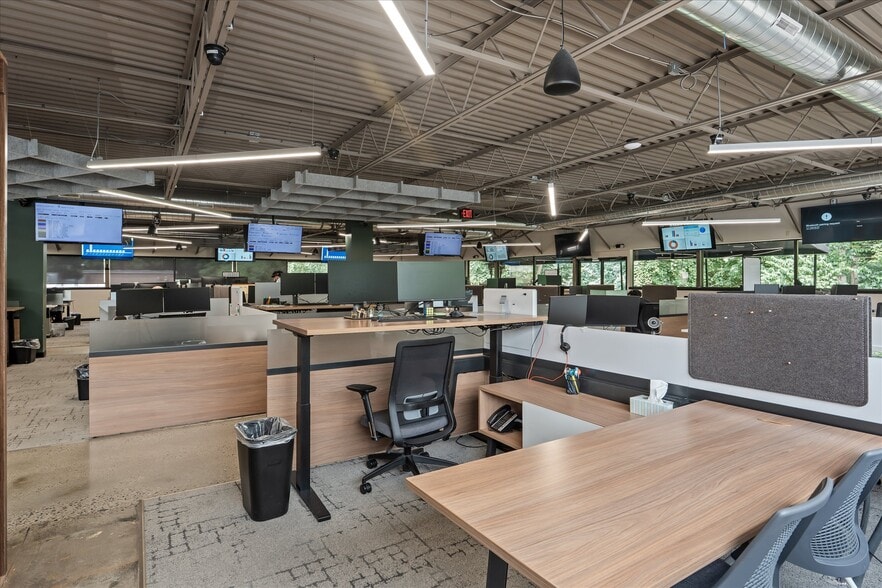 More Photos Of 29444 Northwestern Hwy, Southfield Office For Sale