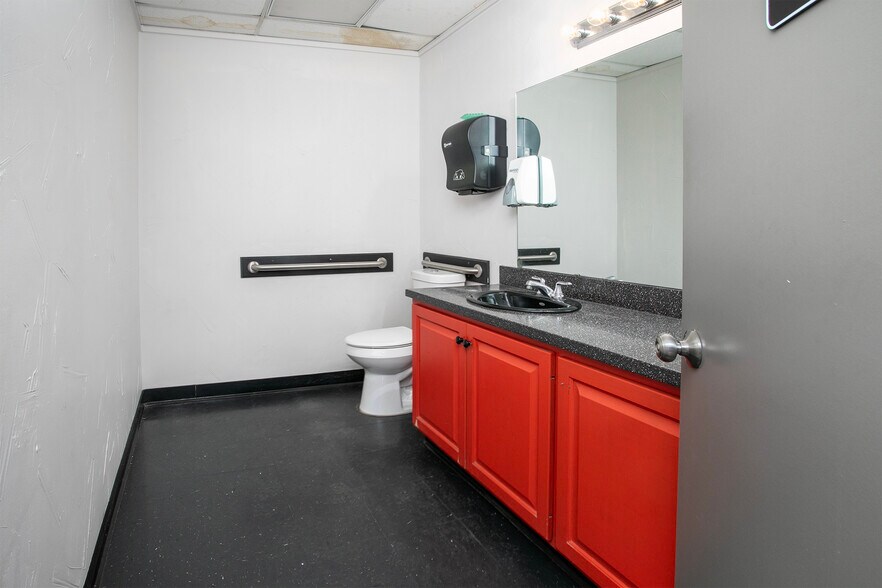 More Photos Of 127 SH 31, Longview Distribution For Lease