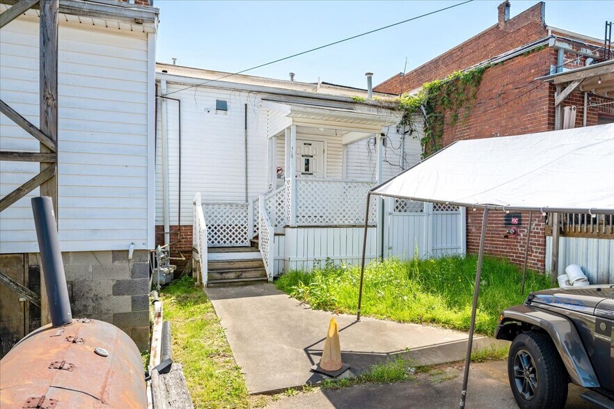 More Photos Of 303 E Main St, Pickens General Retail For Sale