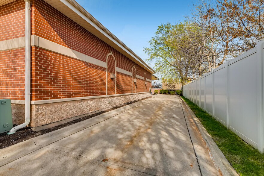 More Photos Of 7231 171ST St, Tinley Park Fast Food For Sale