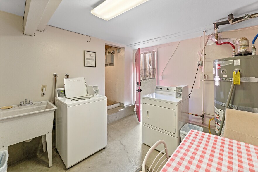 More Photos Of 881 Erie St, Oakland Apartments For Sale