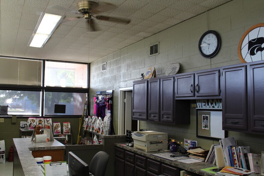 More Photos Of 112 Barclay Ave, Wa Keeney Veterinarian Kennel For Sale