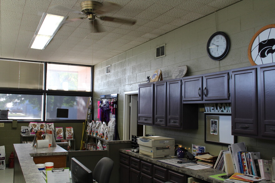 More Photos Of 112 Barclay Ave, Wa Keeney Veterinarian Kennel For Sale