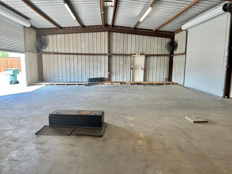 More Photos Of 4850 Lafin Rd, Beaumont Warehouse For Lease