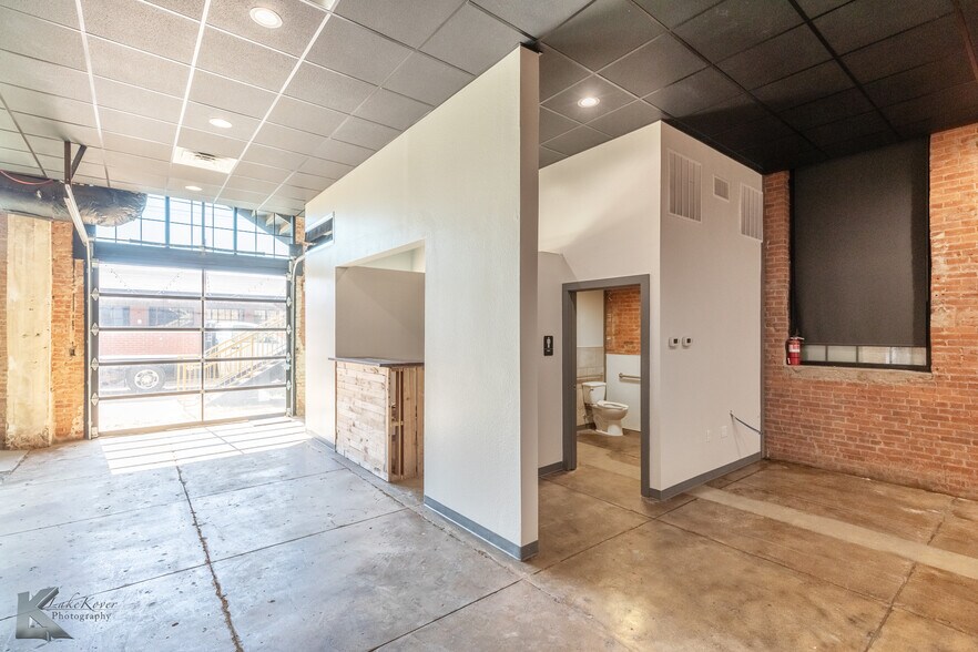 More Photos Of 141 Oak St, Abilene Storefront Retail Office For Sale