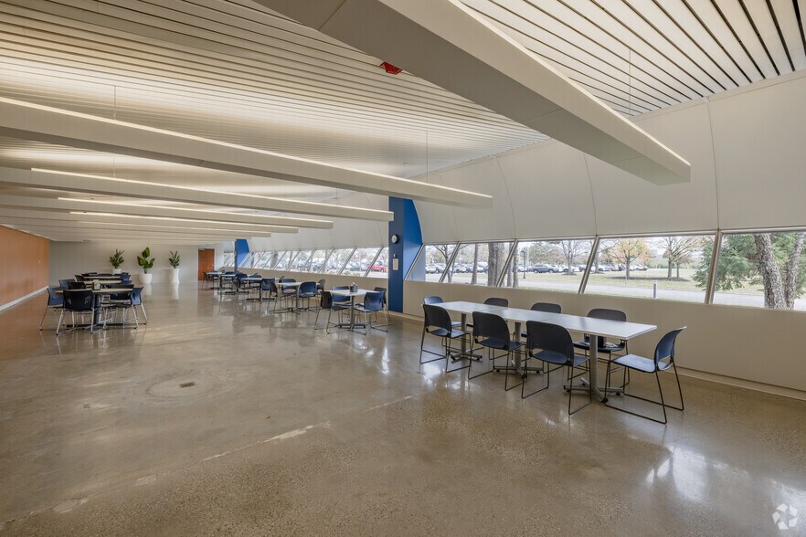 More Photos Of 18000 W Nine Mile Rd, Southfield Office For Lease