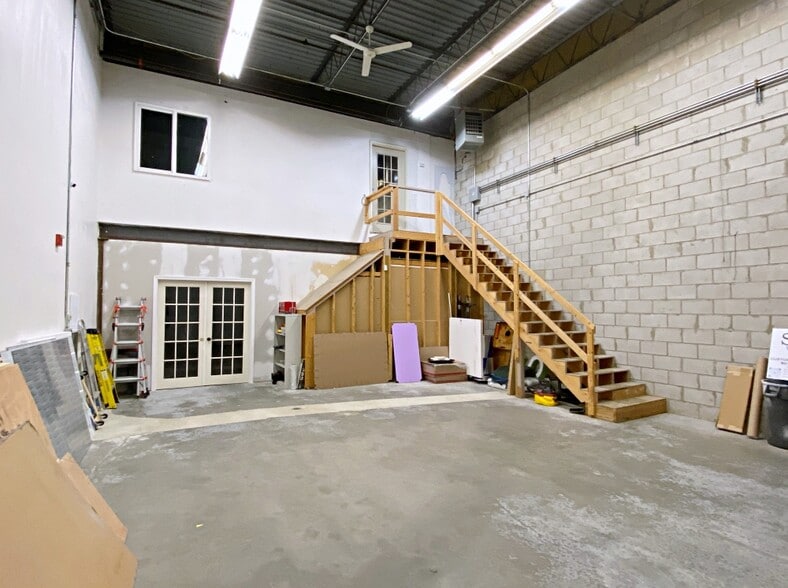 More Photos Of 2 Draper St, Woburn Warehouse For Lease