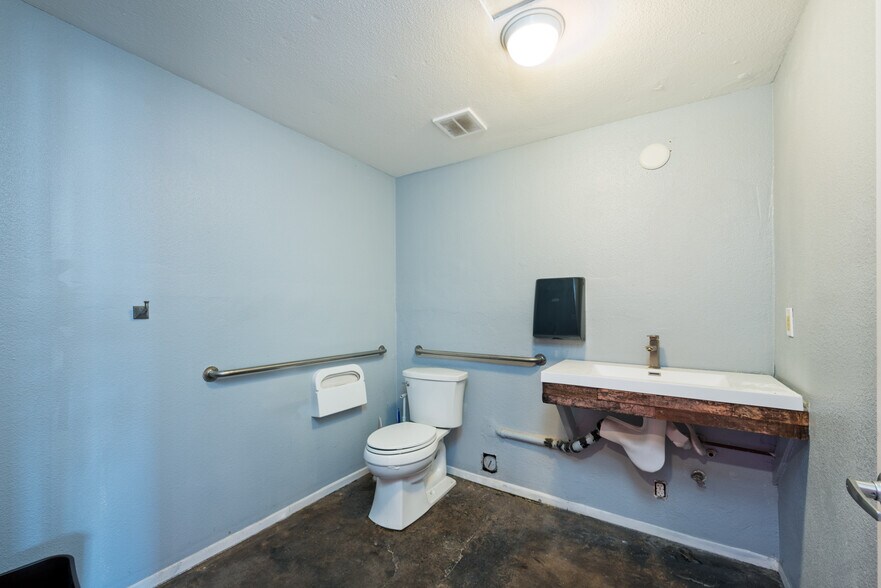 More Photos Of 611 E Balboa Blvd, Newport Beach Storefront Retail Residential For Sale