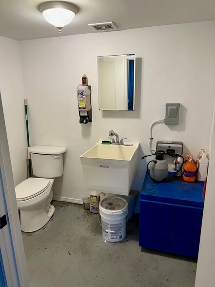 More Photos Of 1002 SE 9th St, Cape Coral Service For Sale