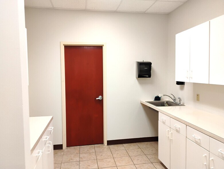 More Photos Of 1002 E Taylor St, Brownsville Office For Lease
