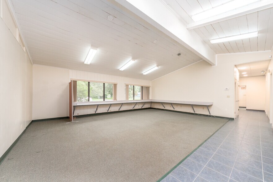 More Photos Of 300 S Saturn Ave, Clearwater Flex For Sale