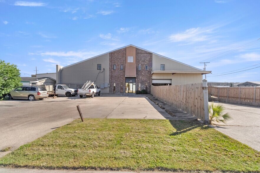 More Photos Of 2744 Lexington Ave, Kenner Warehouse For Lease