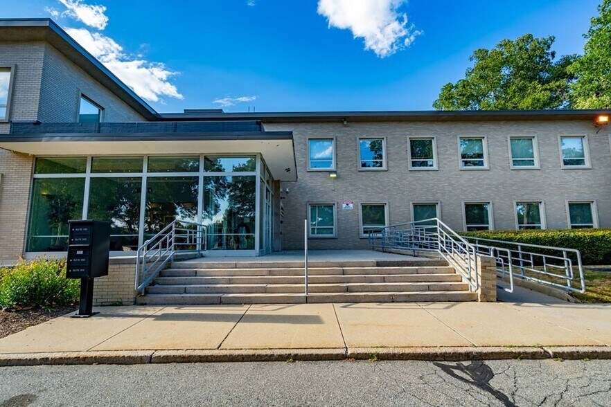 More Photos Of 141 Mansion Dr, Walpole Office For Sale