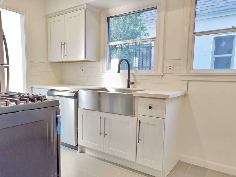 More Photos Of 537 N Orange Dr, Los Angeles Apartments For Sale