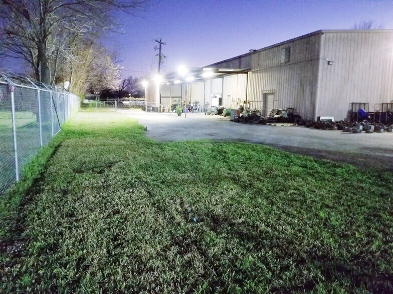 More Photos Of 410 W Canino Rd, Houston Manufacturing For Sale