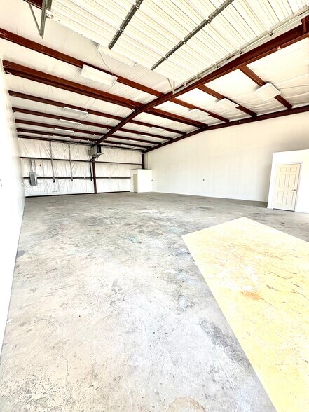 More Photos Of 655-600 Riley Fuzzel Rd, Spring Warehouse For Lease
