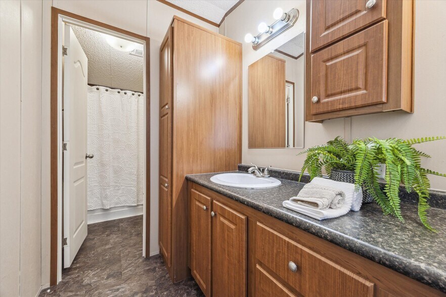 More Photos Of 3733 Rest Home Rd, Pearland Flex For Sale