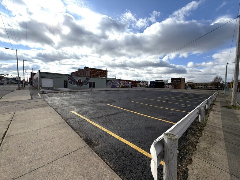More Photos Of 221 Cherry Ave NE, Canton Distribution For Lease