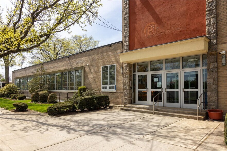 Primary Photo Of 16711 73rd Ave, Fresh Meadows Religious Facility For Lease