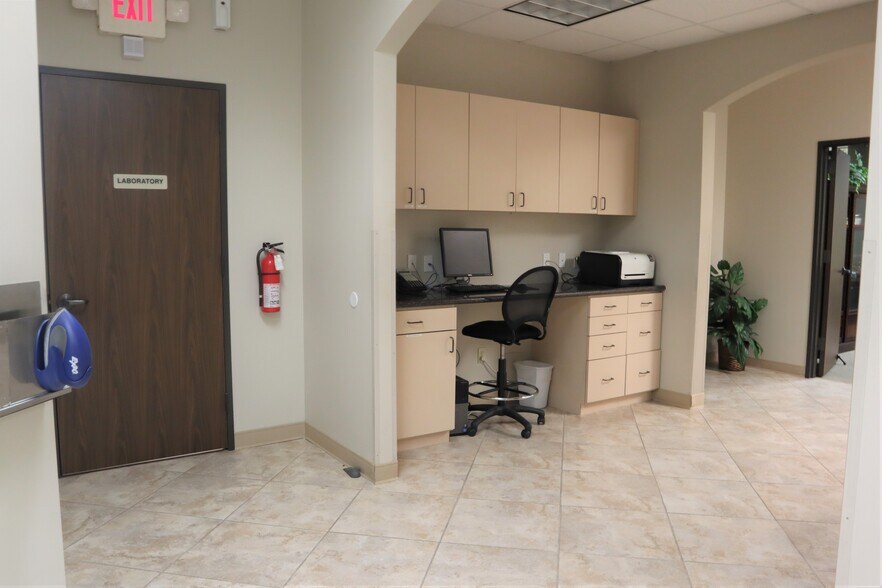 More Photos Of 9405 Huffmeister Rd, Houston Storefront Retail Office For Lease