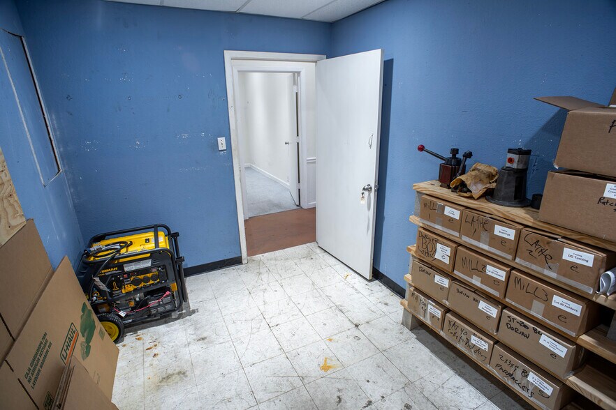 More Photos Of 910 Brenda St, Houston Warehouse For Sale