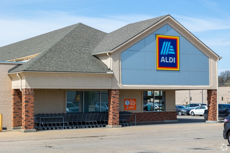 More Photos Of 105-115 SW 29th St, Topeka General Retail For Sale