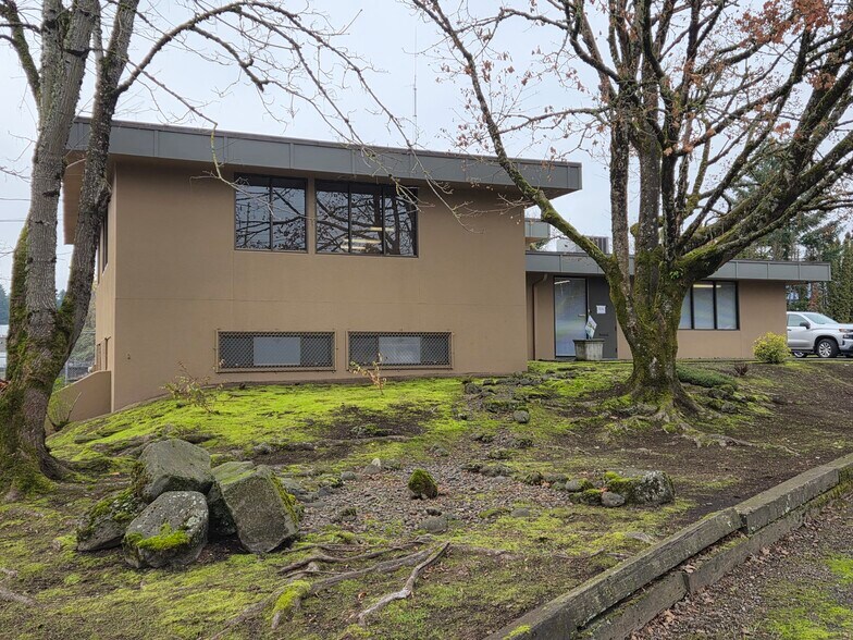 More Photos Of 1976 SE Ochoco St, Milwaukie Office For Lease