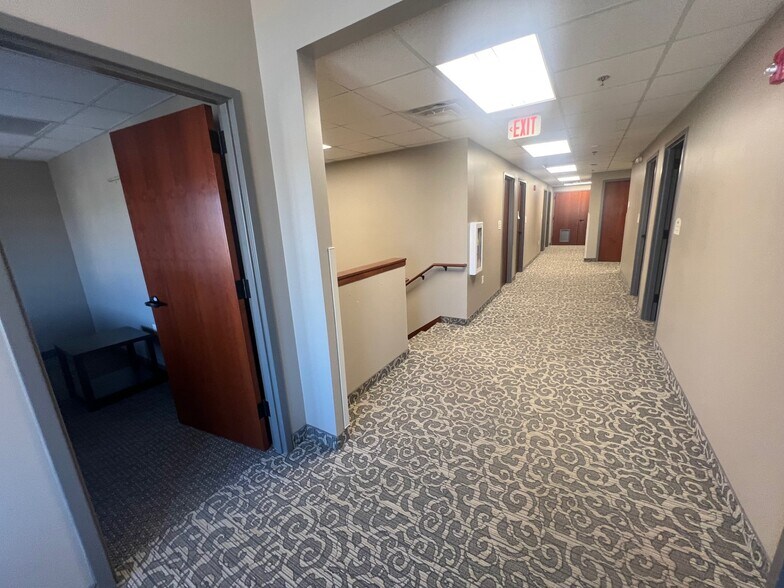 More Photos Of 121 Saint Andrews Ct, Mankato Medical For Lease