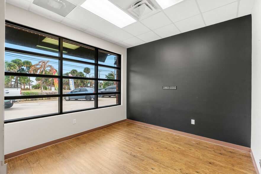 More Photos Of 1508-1510 S Harbor City Blvd, Melbourne Storefront For Lease