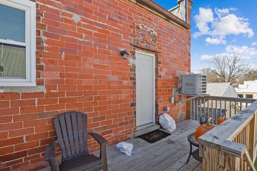 More Photos Of 14 W Depot St, Pataskala Showroom For Sale