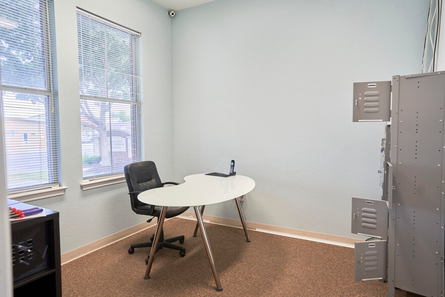 More Photos Of 1311 Chisholm Trail Rd, Round Rock Office For Lease