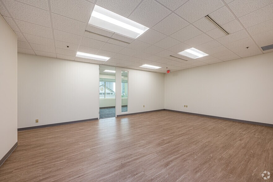 More Photos Of 365 Canal St, New Orleans Office For Lease
