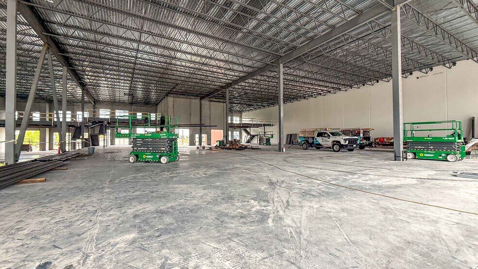 More Photos Of 4605 34 St, Vernon Distribution For Lease