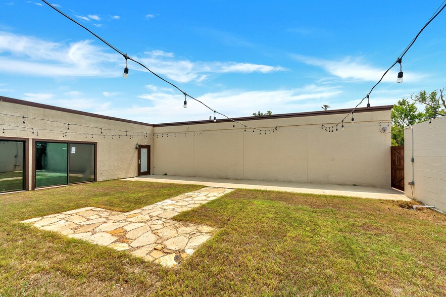 More Photos Of 2001 S Austin Ave, Denison Light Distribution For Lease