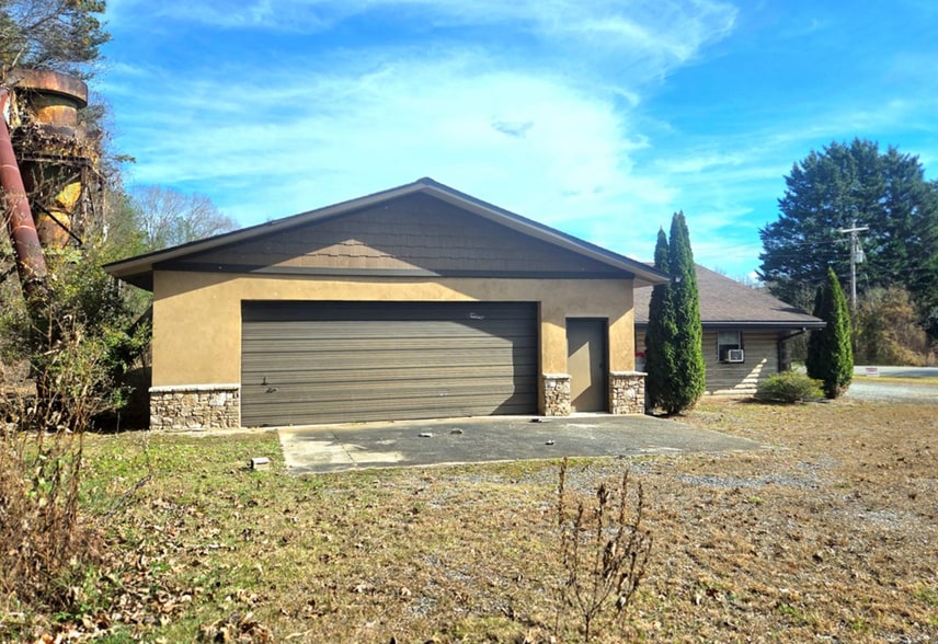 More Photos Of 6785 Airport Rd, Andrews Light Distribution For Sale