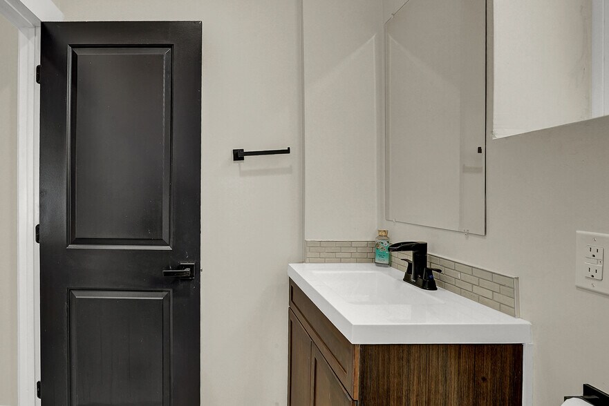 More Photos Of 1710 Montana Ave, El Paso Office For Sale