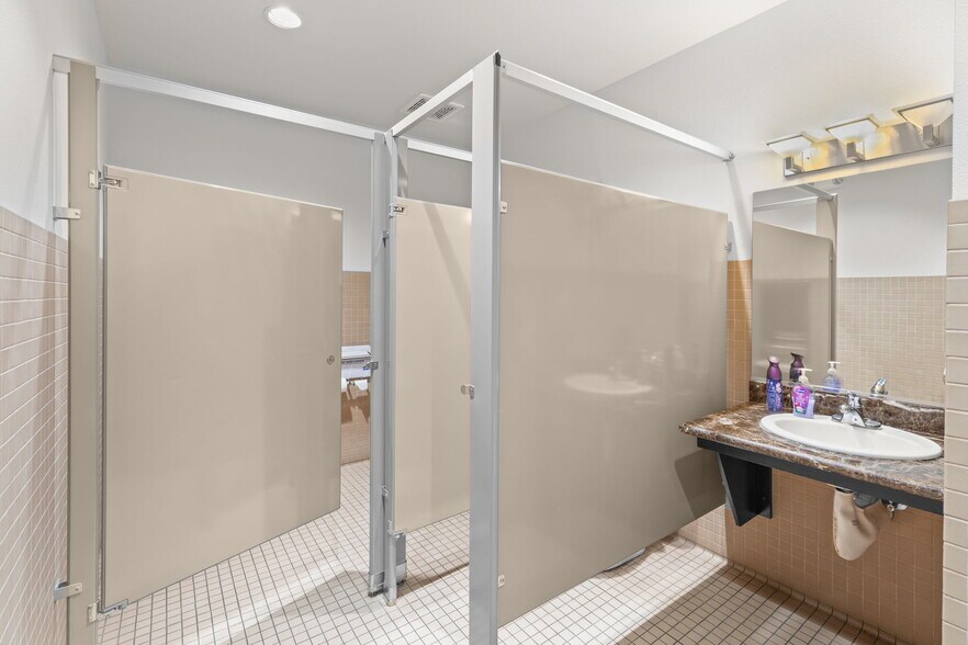 More Photos Of 7830 W Sahara Ave, Las Vegas Office For Sale