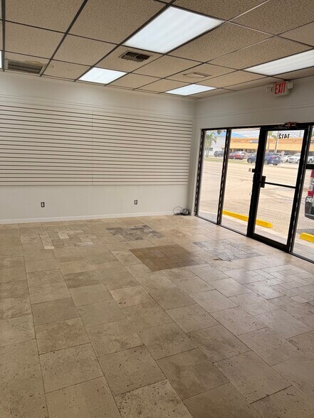 More Photos Of 1412-1414 Viscaya Pky, Cape Coral Warehouse For Lease