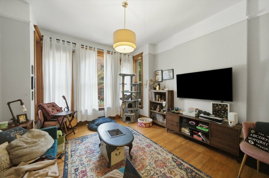 More Photos Of 905 W Fletcher St, Chicago Apartments For Sale