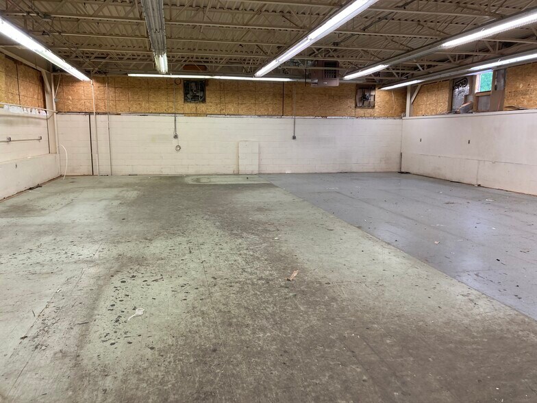 More Photos Of 221 S 31st St, Kenilworth Warehouse For Lease