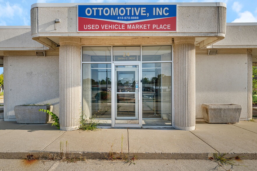 Primary Photo Of 24 Danny's Dr, Streator Bank For Sale